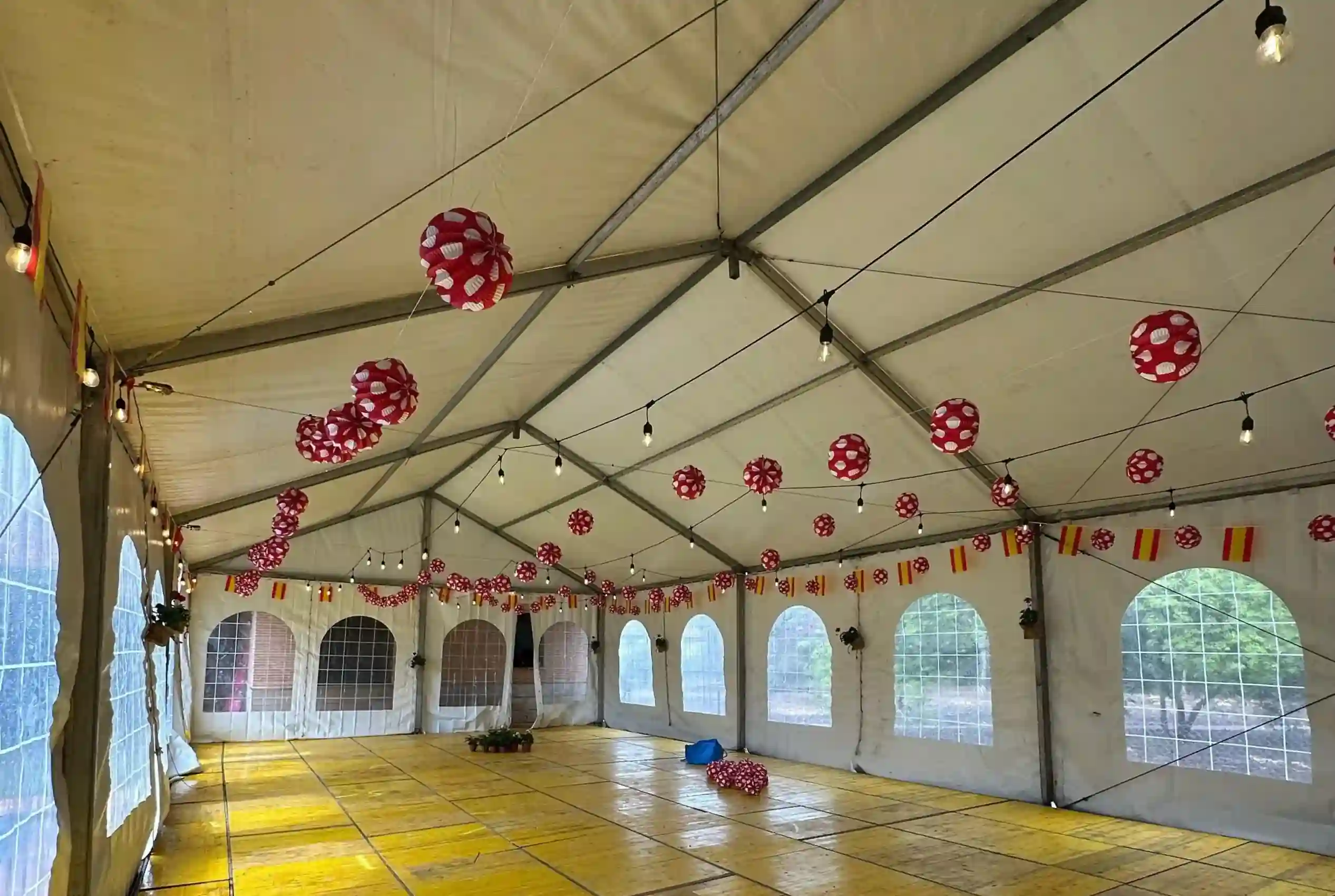Carpa, losetas y decoración para evento festivo