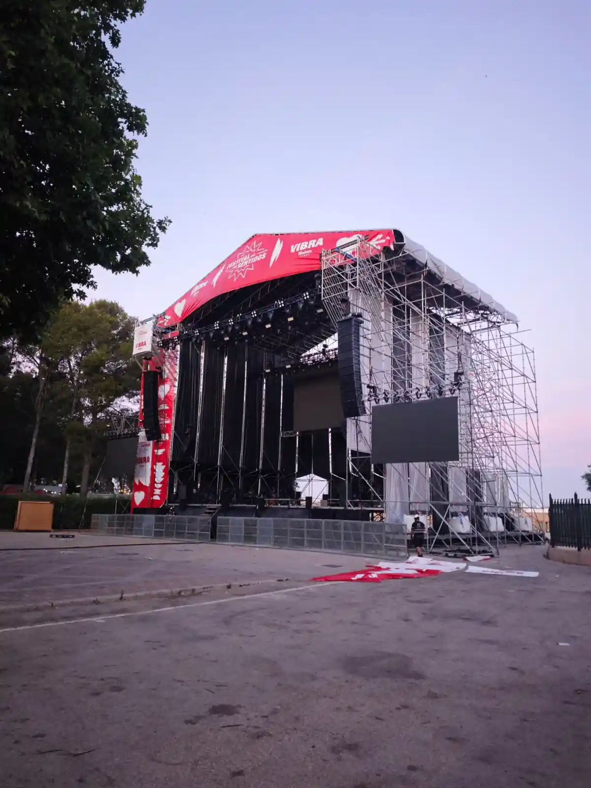 Visión frontal lateral del escenario del Festival de Los Sentidos