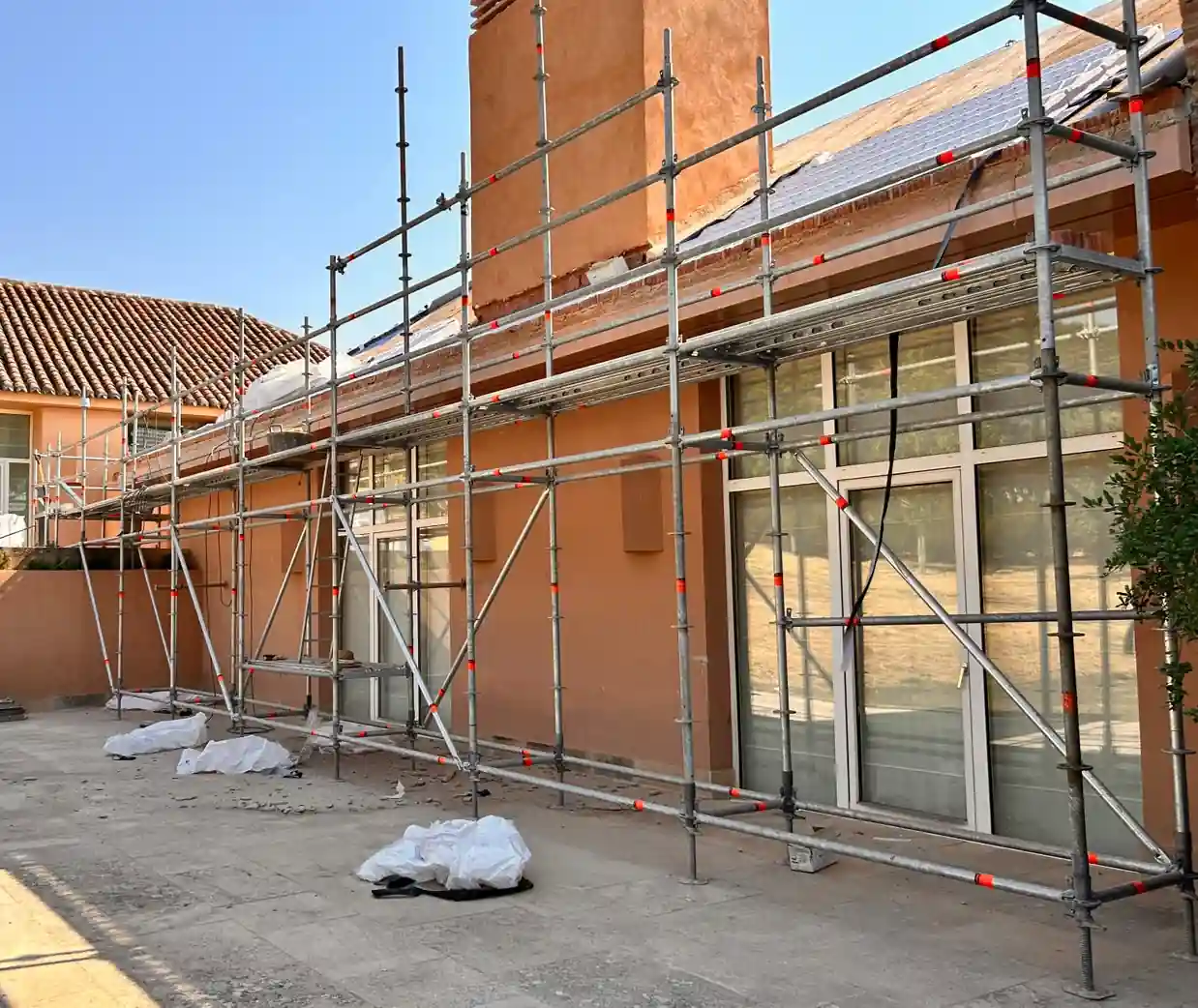 Andamio exterior en patio