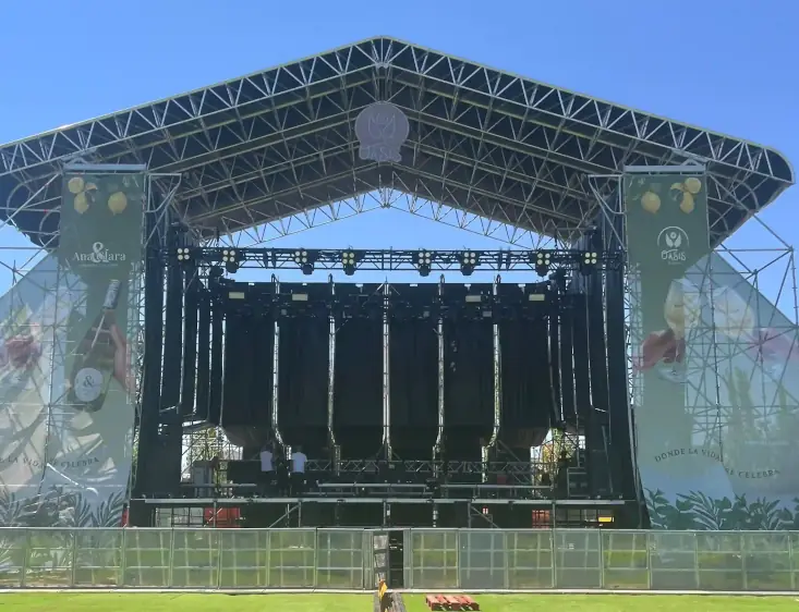 Escenario de fondo con plataforma y escalera para visitantes